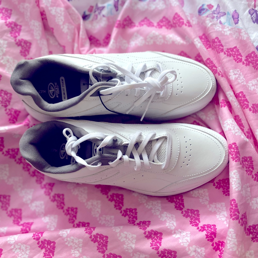 Sports shoes